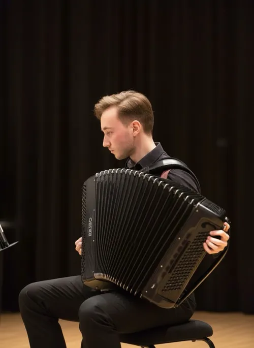 Niclas Wächter spielt Akkordeon auf der Bühne